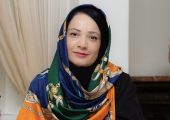 نگاهی به دکوراسیون منزل نسرین نصرتی، فهیمه سریال پایتخت به سبک زمان پهلوی/ از پرده های تور فرانسه، میز ناهارخوری نوستالژی کنده کاری شده، نمای ساختمان قدیمی و…