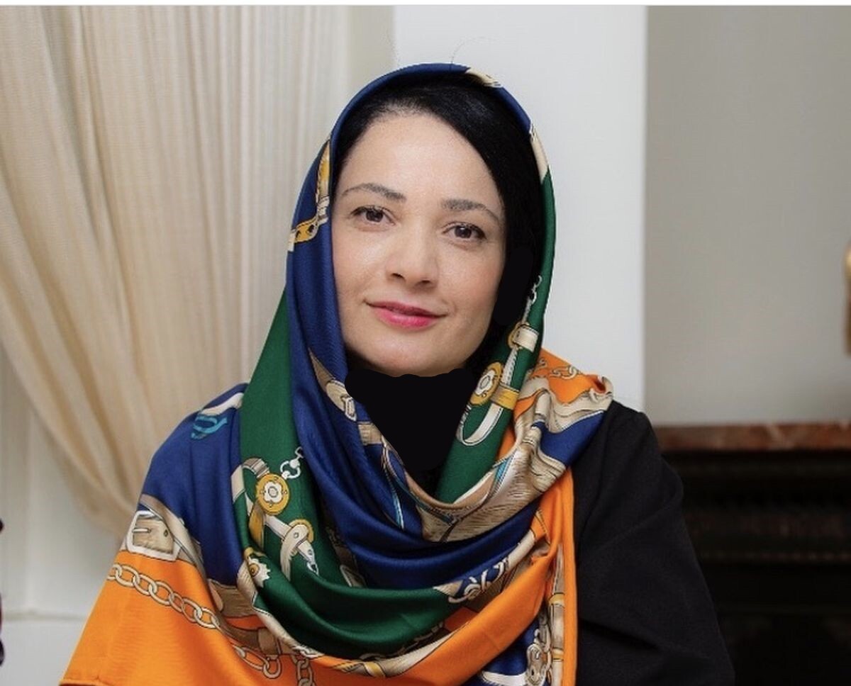نگاهی به دکوراسیون منزل نسرین نصرتی، فهیمه سریال پایتخت به سبک زمان پهلوی/ از پرده های تور فرانسه، میز ناهارخوری نوستالژی کنده کاری شده، نمای ساختمان قدیمی و...