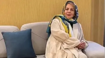 فیلم / نگاهی به چیدمان شاهانه خانه پوراندخت مهیمن، بازیگر سریال ساهره / سلیقه خاص خانم بازیگر از لوسترهای کلاسیک و مبلمان مجلل تا رنگ آجری و طوسی دیوار و اثاثیه و تابلو فرش دختری در باد