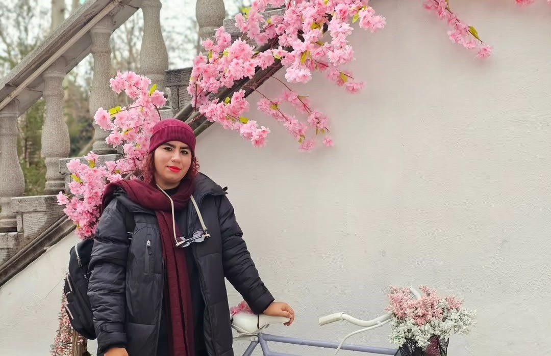 نگاهی به چیدمان خونه مجردی شیک و ایرانی پسند «صهبا شرافتی» روناک سریال نون خ/ از دف نوازی خانوم بازیگر و مبلمان مدرن تا رخ نمایی فرش اصیل ایرانی
