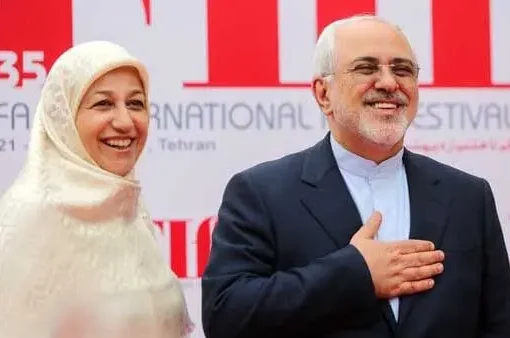عکس ها / نگاهی به خانه لوکس دوبلکس دکتر جواد ظریف معاون سابق دکتر پزشکیان / سلیقه همسرش در انتخاب دکوراسیون نسل زدی از تابلوهای زیبا و مبلمان راحتی تا میز ناهارخوری و کتابخانه پنهان
