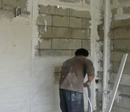 خلاقیت هوشمندانه اُوستا گچ کار در ساخت الاکلنگ برای گچ کاری/ دکترای افتخاری حق توئه+ فیلم