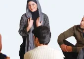 فیلم/ خلاقیت خنده دار یک دختر دم بخت برای پیدا کردن شوهر/ از جای دور دنبال دختر نگردین من وسط محله هستم