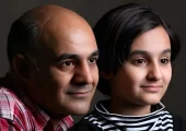 فیلم / نگاهی به چیدمان شاهانه و مجلل خانه سیاوش چراغی‌پور / از پرده‌های اعیانی و آباژور تا سرویس خواب مدرن و ساعت کلاسیک