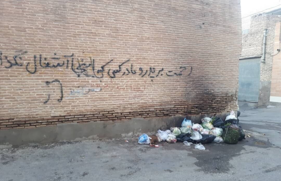 (عکس) خلاقیت خنده دار یک ایرانی در نصب بنر برای همسایه ها حماسه ساز شد/ دیگه عمرا آشغالاشونو بریزن تو کوچه😅
