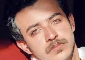 فیلم/نگاهی به چیدمان منزل علی شادمان با دکوراسیون مینیمال و جزئیات کلاسیک/ فرش دستبافت هریس و ماشینی موزائیکی، میز ناهارخوری 8 نفره، مبلمان چرمی
