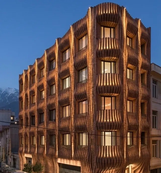 خلاقیت جالب معماری در طراحی هنرمندانه نمای یک ساختمان / ساختمانی که چشمتان را با بازی نور و آجر به خودش خیره می کند