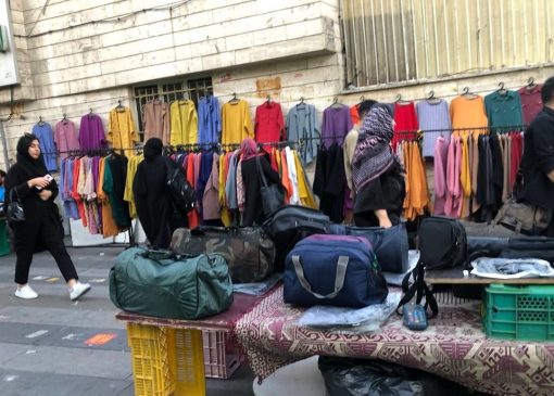 خلاقیت خنده دار دستفروش آبادانی برای کشاندن مشتری به مغازه حماسه آفرید +عکس/ هنر نزد ایرانیان است و بس😂