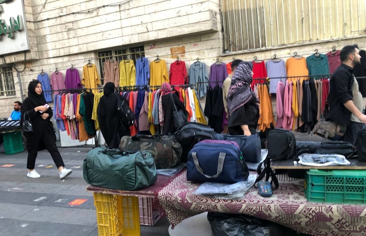 خلاقیت خنده دار دستفروش آبادانی برای کشاندن مشتری به مغازه حماسه آفرید +عکس/ هنر نزد ایرانیان است و بس😂