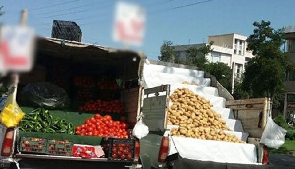 خلاقیت خنده دار میوه فروش وانتی با عکس رضا گلزار حماسه آفرید/هنر نزد ایرانیان است و بس+ عکس