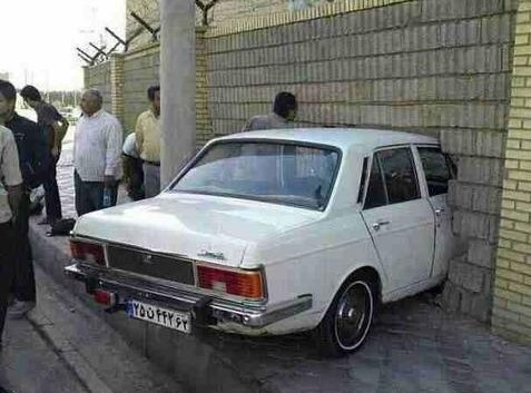 خلاقیت خنده دار راننده مبتکر در پیوند خاک انداز با آرم BMW به ماشینش به عنوان گلگیر +ویدیو/ هنر از قدیم نزد ایرانیان است و بس😂