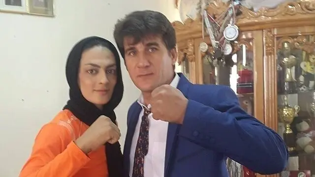 فیلم / نگاهی به چیدمان خلاقانه خانه شهربانو منصوریان قهرمان ووشوکار ایرانی و همسرش /از فرش آبی تا قلب آبی
