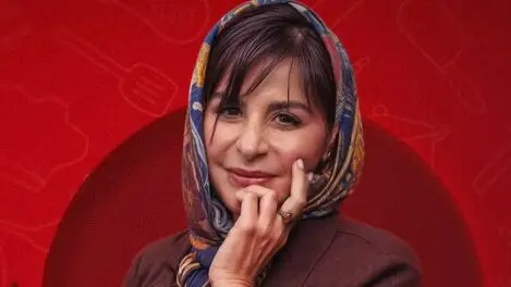 فیلم / نگاهی به چیدمان منزل مجلل سیما تیرانداز انیس سریال ستایش؛ از لوسترهای چشم‌نواز و مبلمان کلاسیک تا آشپزخانه چوبی و دکوراسیون گرم و صمیمی