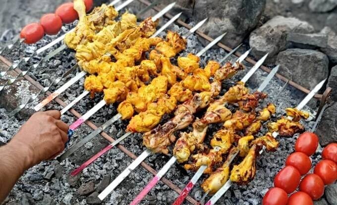 خلاقیت اقتصادی پدر ایرانی در استفاده از کیس کامپیوتر به عنوان منقل هنگام پختن جوجه کباب برای ناهار روز جمعه+عکس/ و همچنان هنر نزد ایرانیان است و بس😂