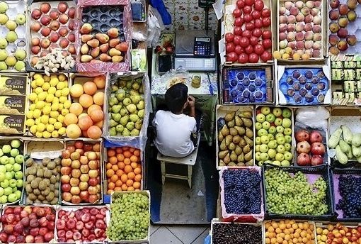 خلاقیت تحسین برانگیز یک میوه فروش تهرانی برای کشاندن مشتری به مغازه حماسه آفرید/ به ایشون باید گفت فرشته زمینی+عکس