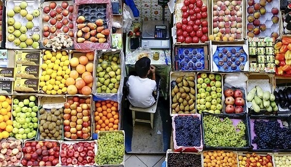 خلاقیت تحسین برانگیز یک میوه فروش تهرانی برای کشاندن مشتری به مغازه حماسه آفرید/ به ایشون باید گفت فرشته زمینی+عکس
