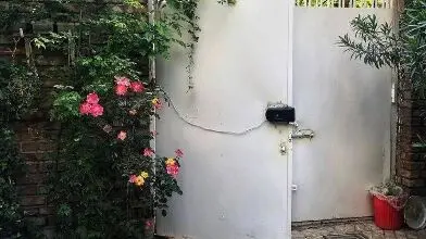 خلاقیت خنده دار و حماسه ساز پدر ایرانی برای جا شدن ماشین در حیاط کوچک خانه اش +عکس / هنر نزد ایرانیان است و بس