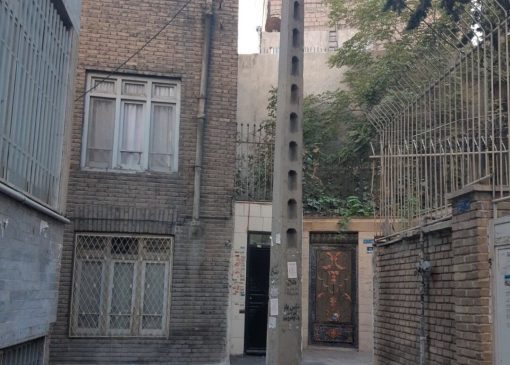 خلاقیت خنده دار اُوستا بنّا برای حل مشکل تیر برق جلوی خانه اش حماسه ساز شد/ هنر نزد ایرانیان است و بس + عکس😆