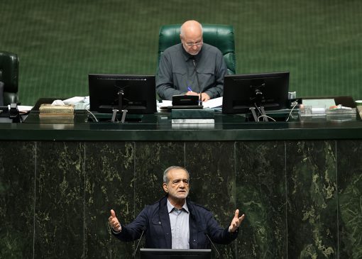 پزشکیان: چرا باید درحالی که مردم در سختی معیشت قرار دارند، ۶ میلیارد دلار از ارز را صرف واردات بنزین کنیم؟/ چرا این پول را به خود مردم ندهیم؟ + فیلم امشب