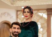 نگاهی به چادر گل گلی و روسری بنفش ساده اکرم بانو در حرم امام رضا (ع) کنار طاها و بارانا و علی بیرو +عکس
