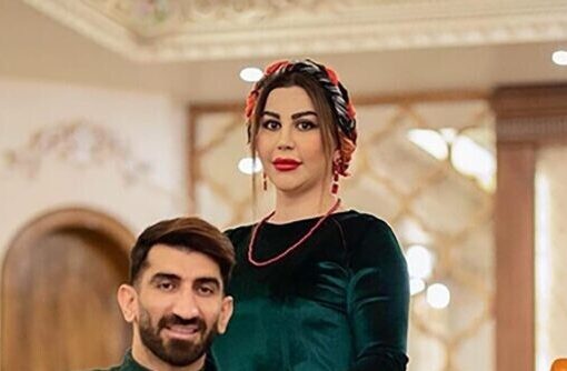 نگاهی به چادر گل گلی و روسری بنفش ساده اکرم بانو در حرم امام رضا (ع) کنار طاها و بارانا و علی بیرو +عکس