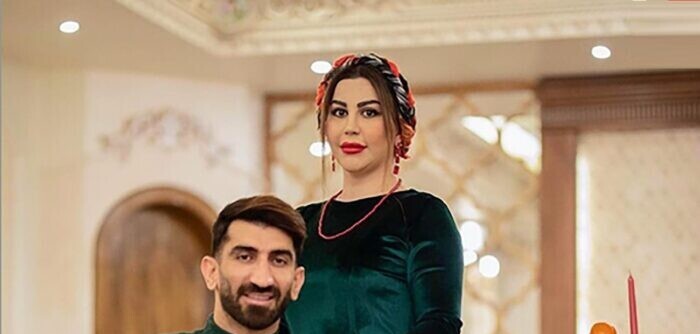 نگاهی به چادر گل گلی و روسری بنفش ساده اکرم بانو در حرم امام رضا (ع) کنار طاها و بارانا و علی بیرو +عکس