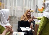 خلاقیت مشاغل؛ ابتکار بینظیر و بامزه معلم باسلیقه در تبدیل کردن نقاشی شاگردانش به عروسک +ویدیو/ آفرین به ذهن جادویی این معلم خوش‌ذوق👌