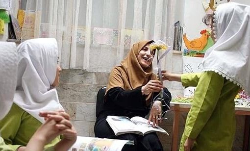 خلاقیت مشاغل؛ ابتکار بینظیر و بامزه معلم باسلیقه در تبدیل کردن نقاشی شاگردانش به عروسک +ویدیو/ آفرین به ذهن جادویی این معلم خوش‌ذوق👌