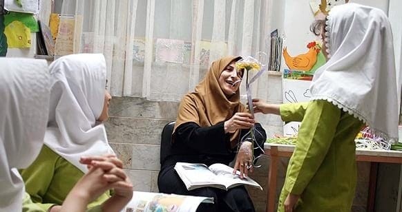 خلاقیت مشاغل؛ ابتکار بینظیر و بامزه معلم باسلیقه در تبدیل کردن نقاشی شاگردانش به عروسک +ویدیو/ آفرین به ذهن جادویی این معلم خوشذوق👌