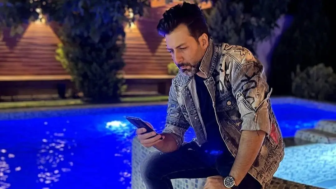 فیلم / نگاهی به چیدمان شاهانه و مجلل خانه مجری شبیه کاخ «مجید واشقانی»/ از استخر و مبلمان مدرن تا دکوریهای هنری