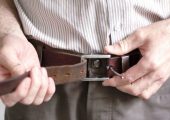خلاقیت خنده دار پدر ایرانی برای تعمیر کمربند شلوارش حماسه آفرید+ویدئو/هیتلر هم مغز اینو نداشت...