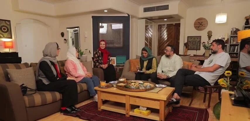 سبک و سلیقه مدرن حدیث میرامینی برای چیدمان خونه دوبلکس و شاهانه اش/ سرویس خواب چوبی با دیوار سه بعدی
