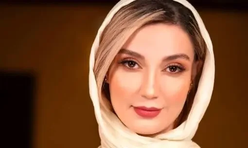 فیلم / نگاهی به چیدمان شاهانه و جذاب خانه حدیث میرامینی و همسرش/ از فرش اصیل ایرانی تا کتابخانه و مبلمان مدرن با تابلوهای هنری !