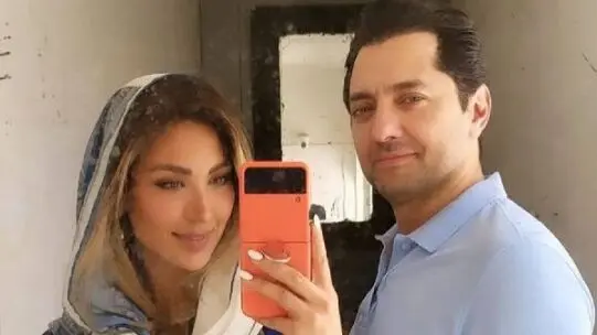 نگاهی به چیدمان شیک گوشهایی از پذیرایی خانه مینا مختاری و بهرام رادان با گلهای بهاری+ عکس/ ایده عالی برای دکوراسیون