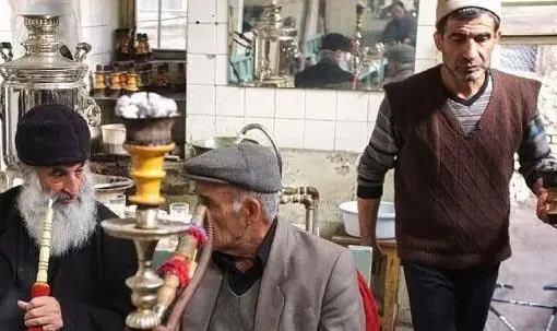 خلاقیت خنده دار صاحب قهوه خانه در قانع کردن مردم به کشیدن قلیان با نصب بنر حماسه آفرید +عکس/ لقب انیشتین زمانه برازنده توست
