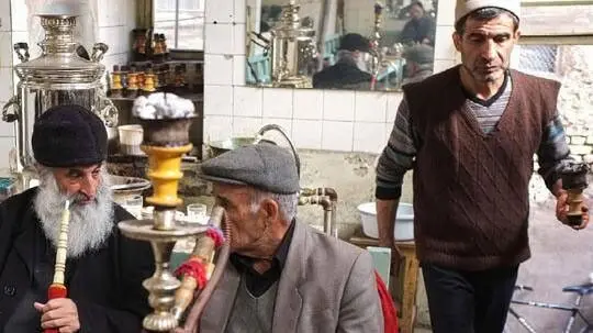 خلاقیت خنده دار صاحب قهوه خانه در قانع کردن مردم به کشیدن قلیان با نصب بنر حماسه آفرید +عکس/ لقب انیشتین زمانه برازنده توست
