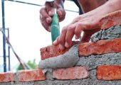 خلاقیت خنده دار اوستا بنّا در ساخت دیوار جلوی پنجره‌ حماسه آفرید+عکس/مغز نیست که معدن طلاست🤣