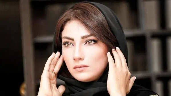 فیلم / نگاهی به چیدمان خانه محیا دهقانی / از فرش درختی تا آینه کنسول سلطنتی، مجسمه سنگی