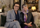 نمایش سبک زندگی گرم و پرنشاط در پس دکوراسیون خانه الیکا عبدالرزاقی و امین زندگانی؛ مبلمانی با طراحی راحت و رنگ‌های خنثی، دیوار مشکی دکوراتیو و...+ویدیو