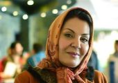 نگاهی به میز عزای شیک و بدون تجملات زهره حمیدی، بازیگر پیشکسوت سینمای ایران/ دیزاین زیبا با گَل، شمع، قرآن و حلوا+عکس