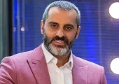 نگاهی به پذیرایی دلباز و غرق در نورِ خانه لاکچری علیرام نورایی/چیدمان مبلمان و انتخاب فرش حرف نداره+فیلم