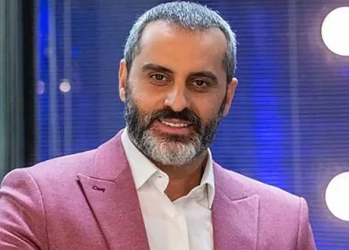 نگاهی به پذیرایی دلباز و غرق در نورِ خانه لاکچری علیرام نورایی/چیدمان مبلمان و انتخاب فرش حرف نداره+فیلم