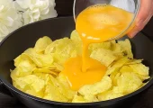 طرز تهیه کاسرول تخم‌مرغ و سیب‌زمینی سرخ‌کرده