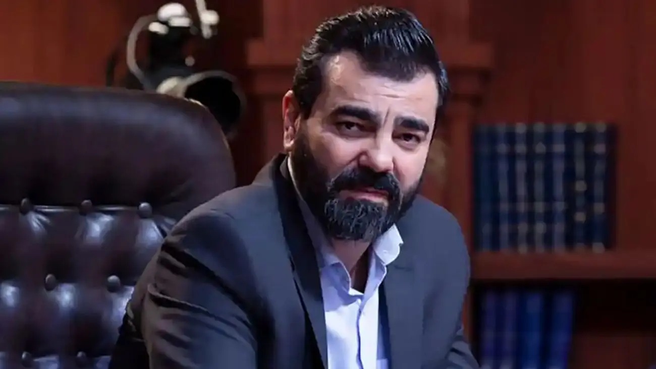 عکس ها / نگاهی به چیدمان و دکوراسیون خانه ویلای بهزاد خلج بازیگر آقای قاضی / از صندلی بالکنی زیبا تا اتاق کتاب پر از گیاه