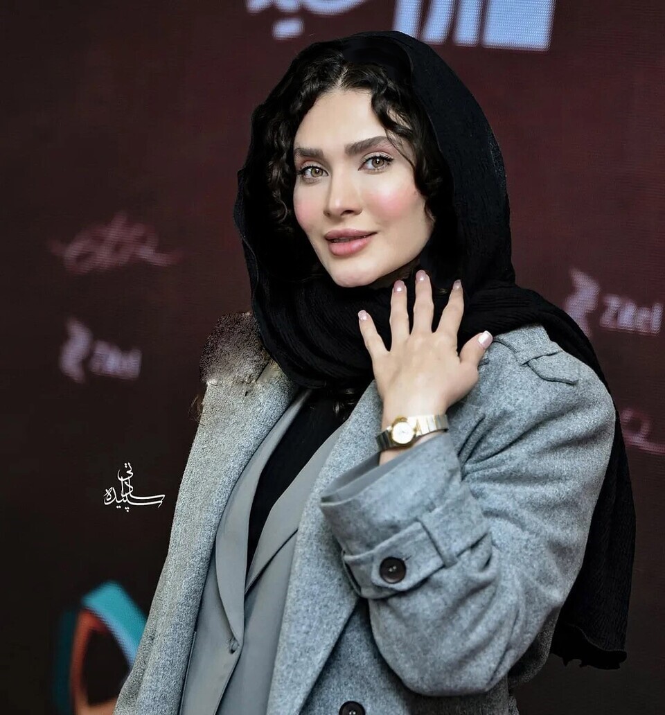 نگاهی به تیپ و استایل زمستانی و ژستهای جذاب ساناز سعیدی، بازیگر نقش «فریبا»/ شیک و منحصربهفرد