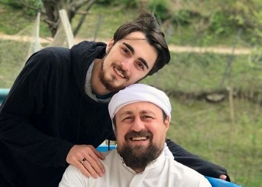 ویدیو | نگاهی به مراسم ساده و بدون تجملات معمم شدن سیداحمد خمینی و خنده‌های از ته دل پدرش