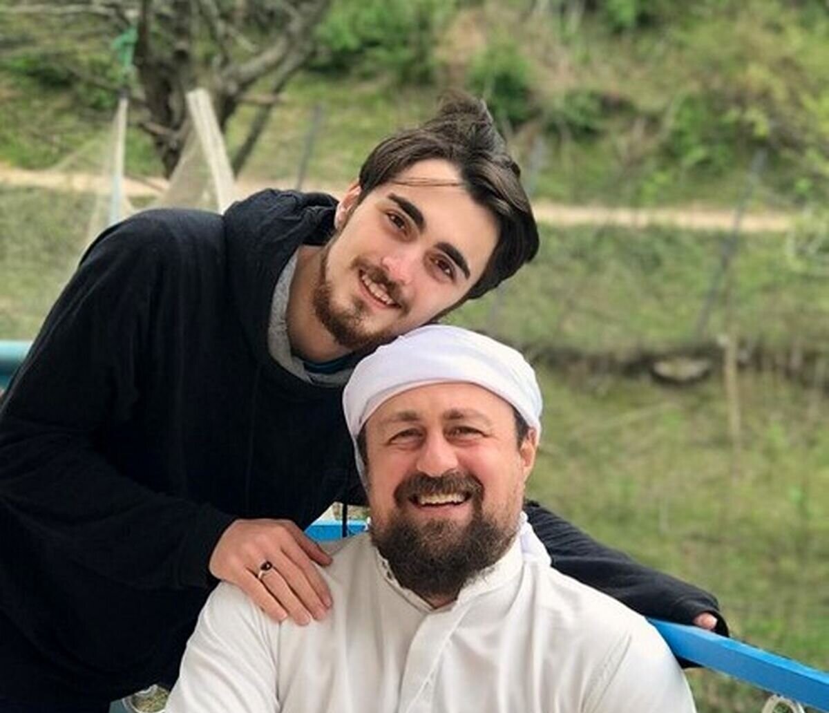 ویدیو | نگاهی به مراسم ساده و بدون تجملات معمم شدن سیداحمد خمینی و خنده‌های از ته دل پدرش