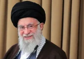فیلم / نگاهی به چیدمان ساده و بدون تجملات خانه رهبری شهید انقلاب / از میزناهارخوری پلاستیکی و روموکتی فرش نما تا صندلی های پلاستیکی و تلویزیون کوچک رودیواری بدون دیزاین