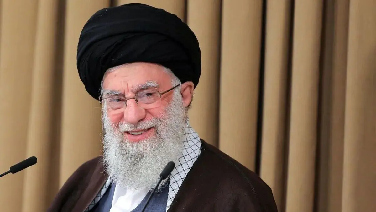 فیلم / نگاهی به چیدمان ساده و بدون تجملات خانه رهبری شهید انقلاب / از میزناهارخوری پلاستیکی و روموکتی فرش نما تا صندلی های پلاستیکی و تلویزیون کوچک رودیواری بدون دیزاین