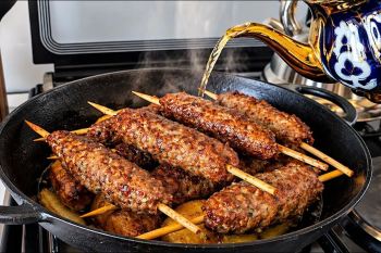 طرز تهیه کباب دمی با افزودن شیر و دم کردن نهایی کباب ها